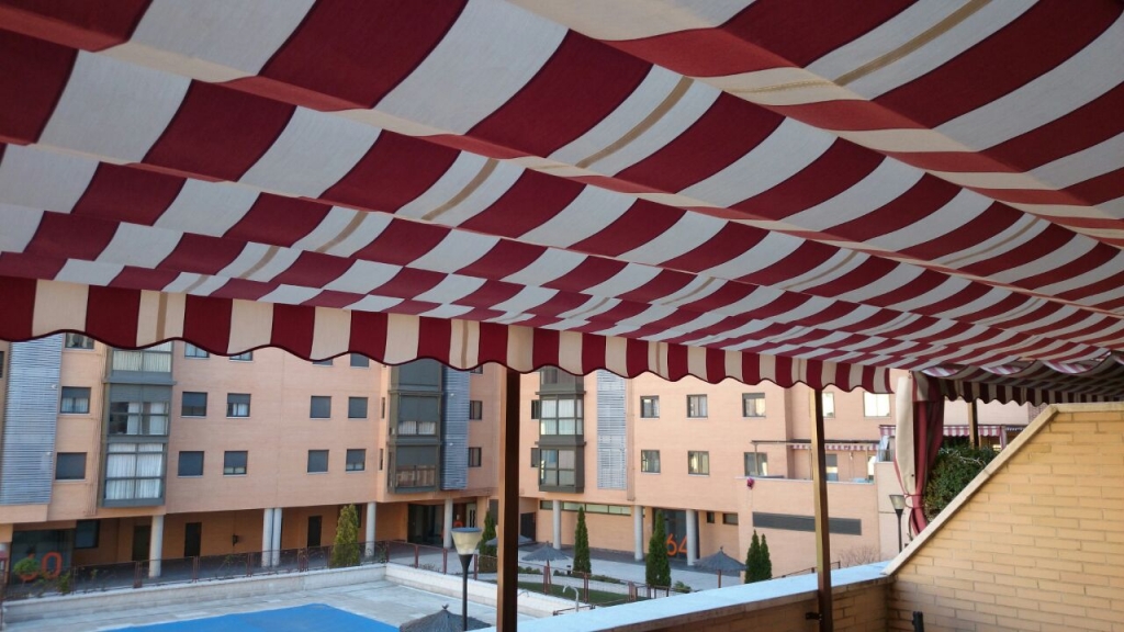 Pérgola anclada a pared - Toldos Mercurio