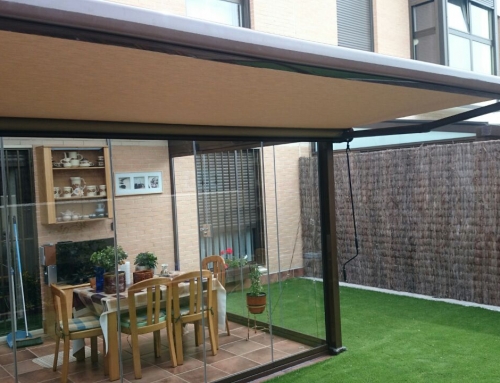 Cortina de crisal con toldo cofre extensible